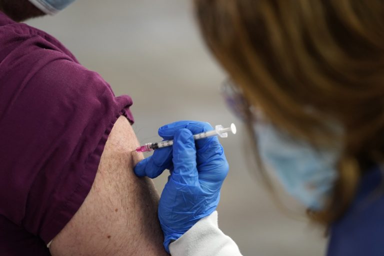 Έρευνα – Εμβόλιο για κορονοϊό: Οι παρενέργειες της αναμνηστικής δόσης παρόμοιες με αυτές της 2ης δόσης