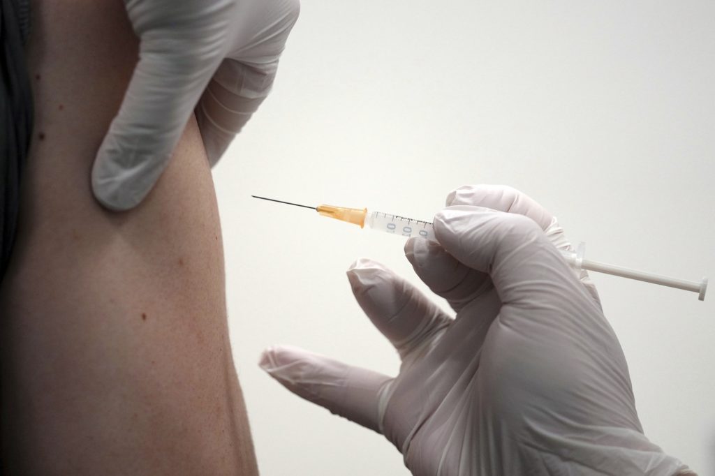 ECDC: Δεν υπάρχει επείγουσα ανάγκη για τρίτη δόση εμβολίου σε πλήρως εμβολιασμένους στον γενικό πληθυσμό