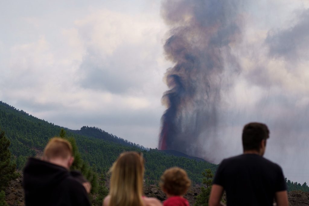Πόλος έλξης τουριστών η έκρηξη του ηφαιστείου της Λα Πάλμα – Οι πρώτες αποζημιώσεις σε δέκα ημέρες