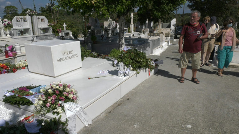 Χανιά: Συγκίνηση, αγάπη και θαυμασμός για τον Μίκη Θεοδωράκη στο κοιμητήριο του Γαλατά