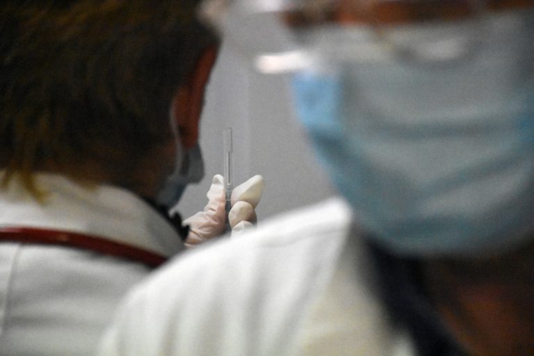 Επίδοση αναστολών εργασίας στους ανεμβολίαστους των νοσοκομείων