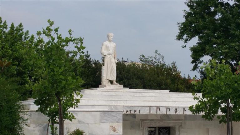 Η προτομή και ο πλάτανος του Ιπποκράτη στην Ιατρική Σχολή Βελιγραδίου