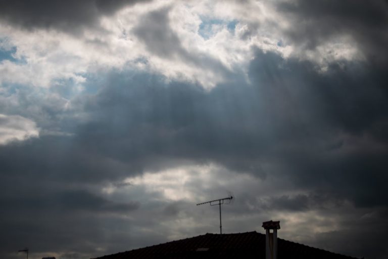 Ο καιρός με τον Π. Γιαννόπουλο: Ενισχύονται οι βοριάδες, πρωτοβρόχια με καταιγίδες την Κυριακή (video)