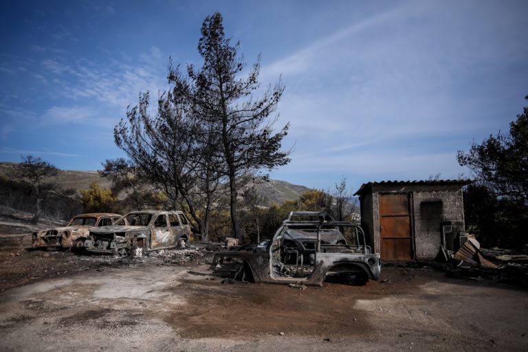 Υπό έλεγχο η φωτιά στη Ν. Μάκρη: Ζημιές σε σπίτια και αυτοκίνητα – Αποκαταστάθηκε η κυκλοφορία