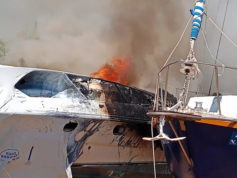 Καταστράφηκαν ολοσχερώς δύο σκάφη από φωτιά στα Πευκάκια