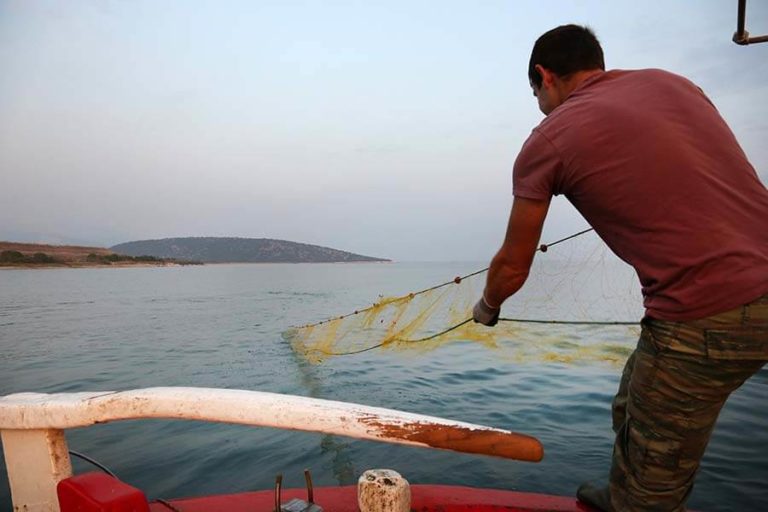Απρόσμενη τροπή: Ψαράς βρήκε το πτώμα του 74χρονου ψαροντουφεκά και τον ξανάριξε στη θάλασσα!