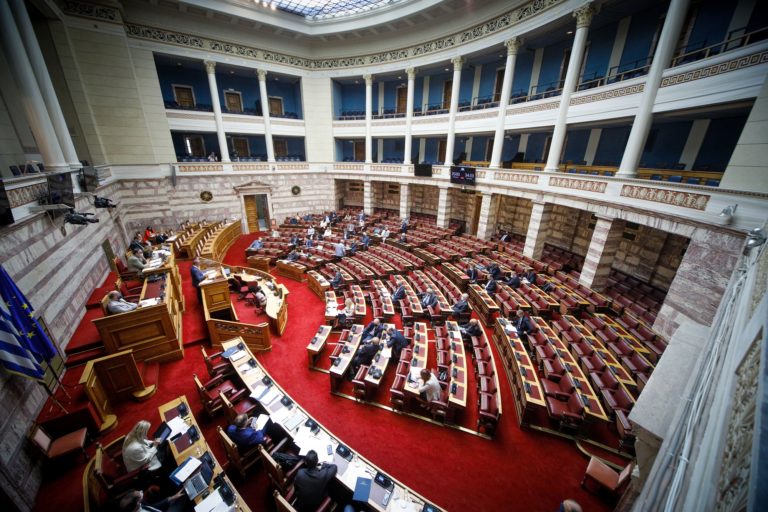 Βουλή: Σε υψηλούς τόνους η συζήτηση για κύμα ακρίβειας και σχέδιο για τη ΔΕΗ