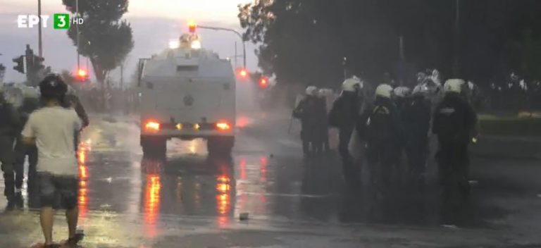 Συγκρούσεις αντιεμβολιαστών και αστυνομικών έξω από το δημαρχείο Θεσσαλονίκης