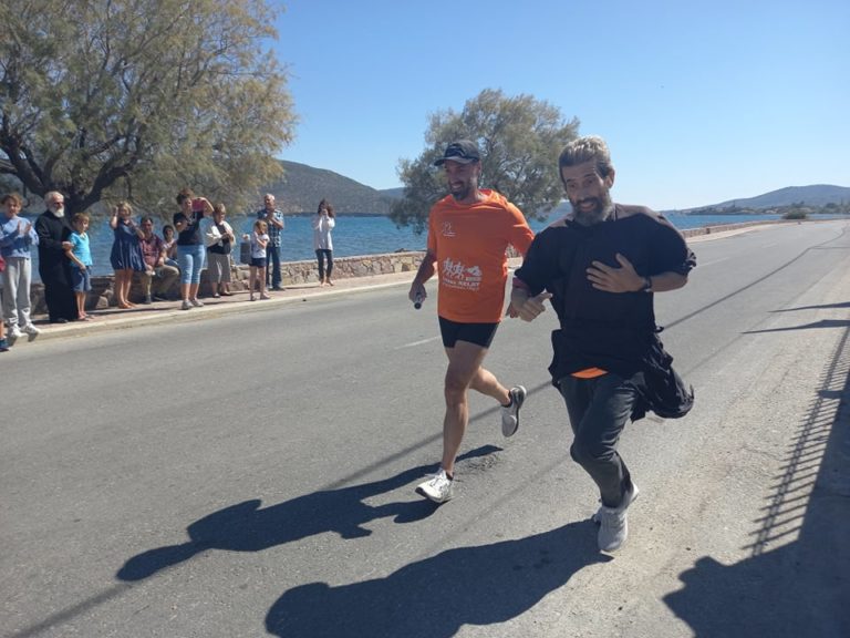 Λέσβος: Ιερέας δρομέας τρέχει με το ράσο του σε αγώνες και κερδίζει μετάλλια (video)