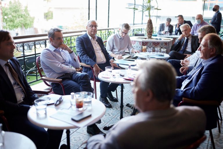 Συνάντηση Μητσοτάκη με δημάρχους της Δ. Αθήνας – Έμφαση στα προβλήματα κάθε περιοχής