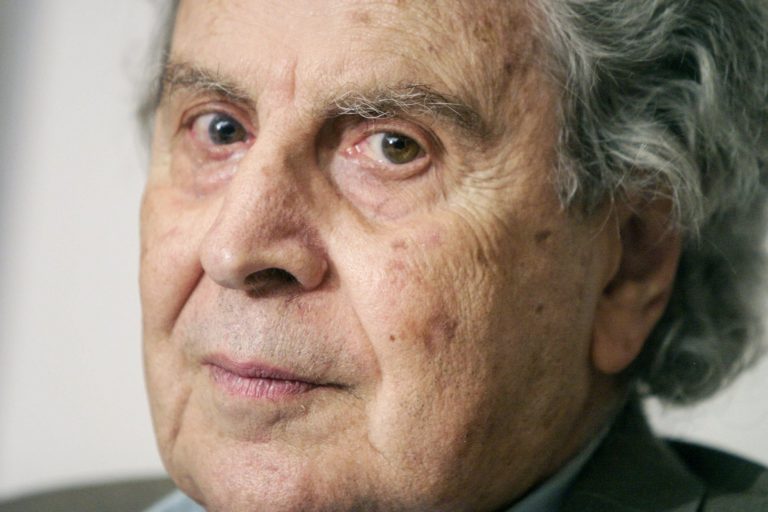 Χανιά: Ομόφωνο ψήφισμα Δημοτικού Συμβουλίου για την απώλεια του Μ. Θεοδωράκη – Κλειστές οι υπηρεσίες του Δήμου την ημέρα της νεκρώσιμης ακολουθίας