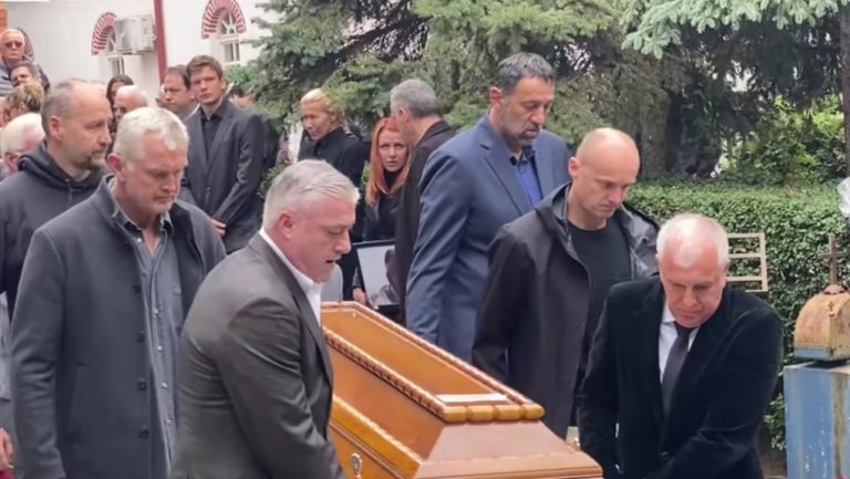 Ομπράντοβιτς, Ντίβατς και Ράτζα κουβαλούν το φέρετρο του Ίβκοβιτς (video)