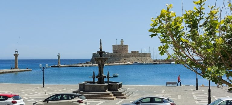 Ρόδος: Άγνωστο το τέλος της τουριστικής σεζόν