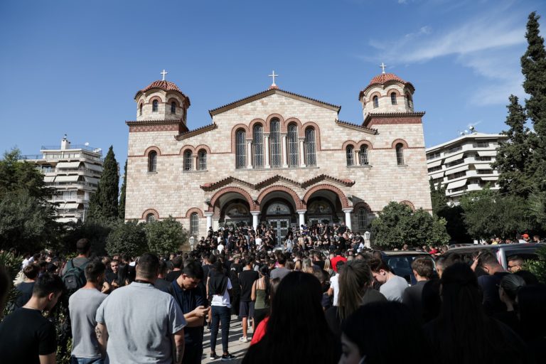 Οδύνη στην κηδεία του τράπερ Mad Clip που σκοτώθηκε σε τροχαίο (video)