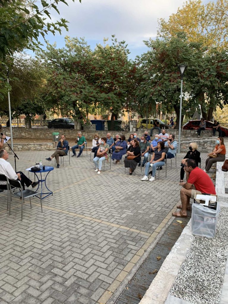 Παράσταση διαμαρτυρίας για τους λογαριασμούς ρεύματος έξω από το κτίριο του ΔΕΔΔΗΕ
