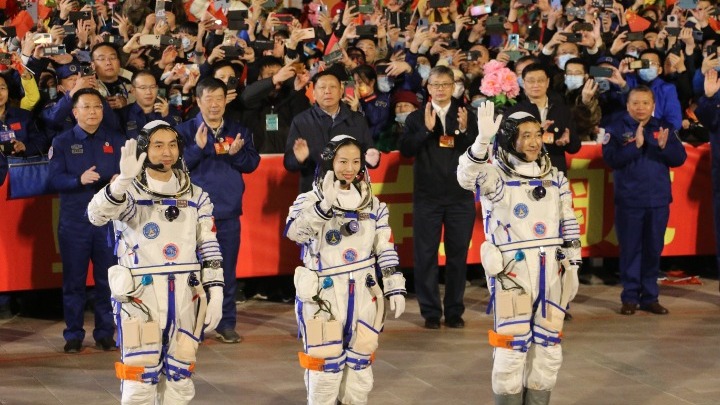 Κινέζοι αστροναύτες έφθασαν στον διαστημικό τους σταθμό – Καλούνται να παραμείνουν έξι μήνες στο διάστημα