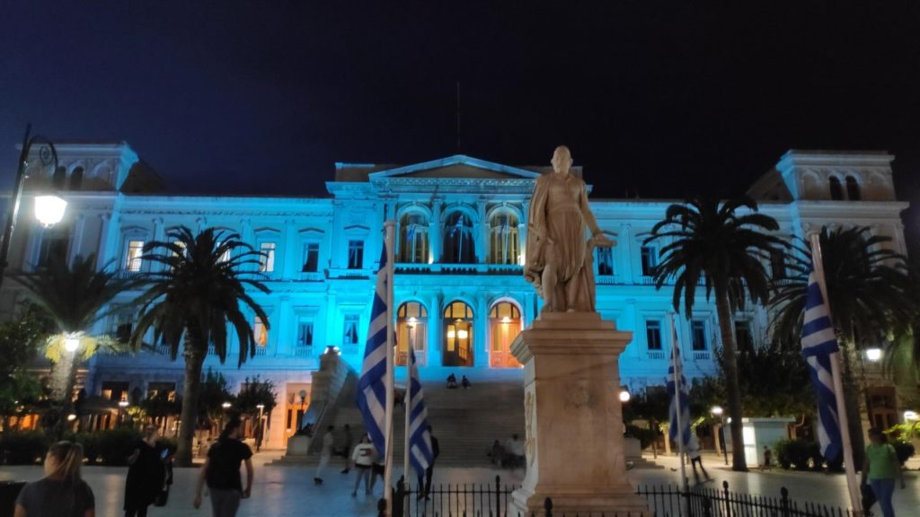 Με Μπλε-τυρκουάζ θα φωταγωγηθεί το δημαρχείο Σύρου – Ερμούπολης