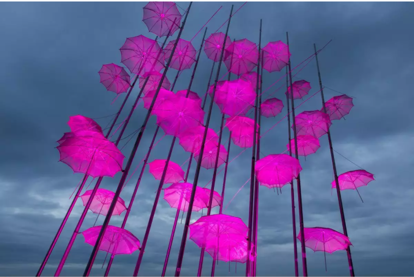 Θεσσαλονίκη: Ροζ σύμβολο ευαισθητοποίησης οι “Ομπρέλες” του Ζογγολόπουλου για τον καρκίνο του μαστού