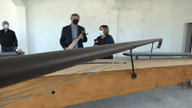 Η μεγαλύτερη ξύλινη ποντιακή λύρα στον κόσμο βρίσκεται στην Πεντάβρυσο (video)