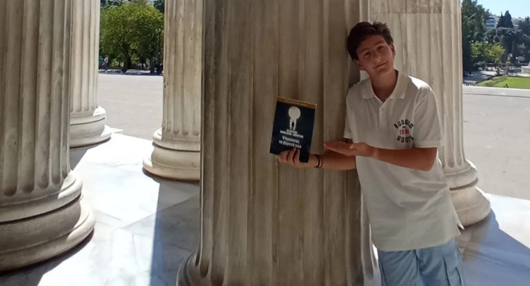 Δημοσθένης Δεσποτίδης: Ο 14χρονος μαθητής – ποιητής με το παγκόσμιο βραβείο έχει βλέψεις να γίνει διπλωμάτης (video)