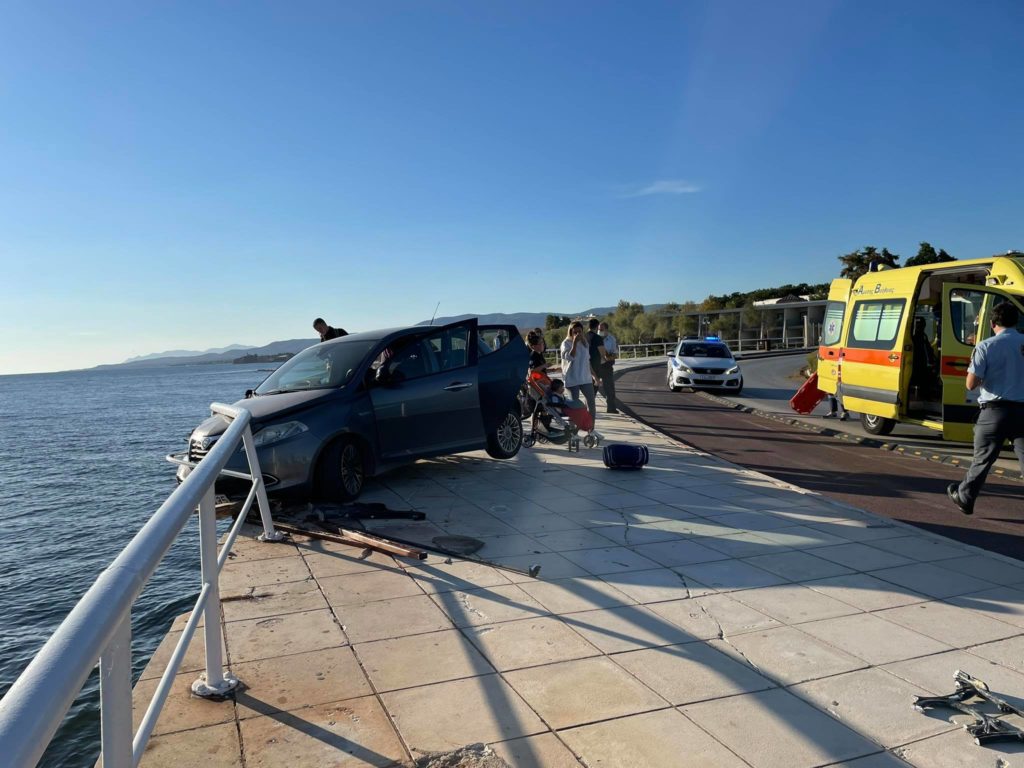 Αλεξανδρούπολη: Αποκλειστικές εικόνες – Αυτοκίνητο παρέσυρε παγκάκι που καθόταν νεαρή γυναίκα η οποία έπεσε στη θάλασσα