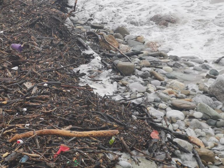 Η “Αθηνά” εξαφάνισε την παραλία στο Καμάρι του δήμου Ρήγα Φεραίου