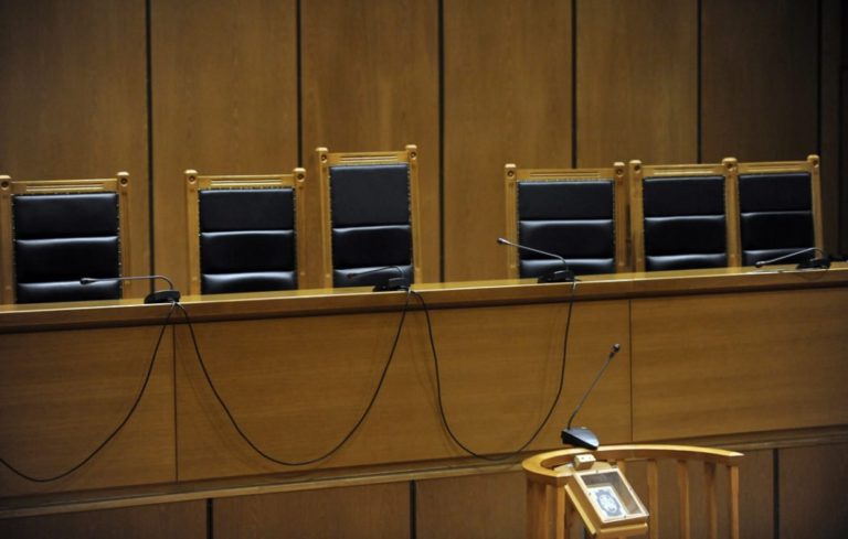 Καταδικάστηκε γιατί τραυμάτισε την γειτόνισσά του με τσιμεντόλιθο για κτηματικές διαφορές