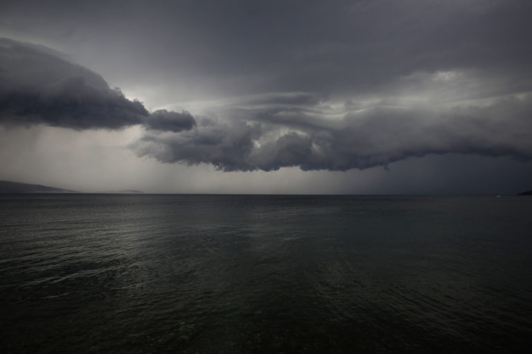 Meteo: Ισχυρές βροχοπτώσεις, καταιγίδες και χαλαζοπτώσεις αύριο στις περισσότερες περιοχές της χώρας