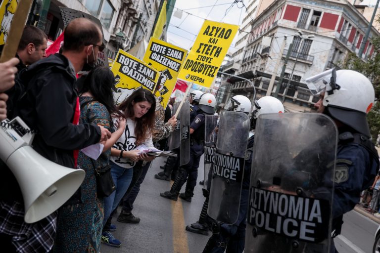 Αντιφασιστική συγκέντρωση στην Ομόνοια – Ένταση κατά τη διάρκεια της πορείας