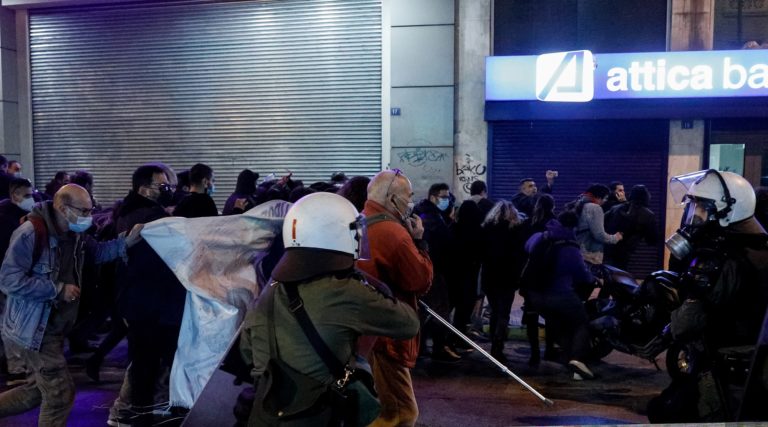 Μικρής έντασης επεισόδια στο κέντρο σε συγκέντρωση για τον θάνατο του νεαρού Ρομά από πυρά αστυνομικών