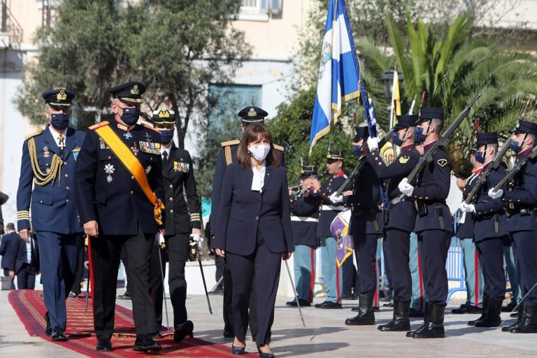 Στην τελετή έπαρσης της σημαίας στον Λευκό Πύργο η Κ. Σακελλαροπούλου (video)