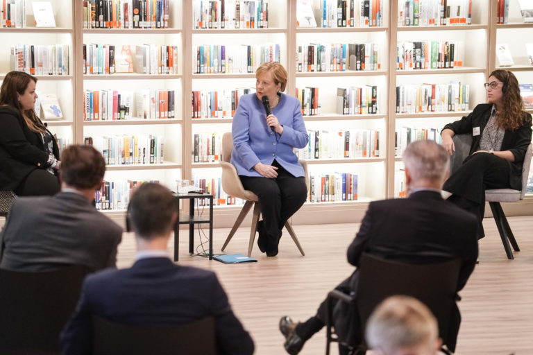 Α. Μέρκελ σε νέους της Κοινωνίας Πολιτών: Απαίτησα πολλά από την ελληνική κοινωνία (video)