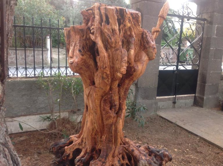 Λέσβος: Μεταμορφώνοντας πέτρες και κορμούς δέντρων σε έργα τέχνης (video – photo gallery)