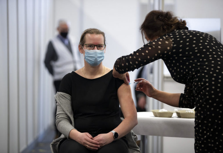 Έρευνα: Οι πλήρως εμβολιασμένοι έχουν πολύ μικρότερες πιθανότητες να μεταδώσουν τον κορονοϊό σε άλλους