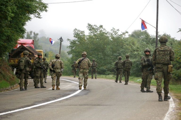 Σερβία-Κόσοβο: Η KFOR στα σύνορα Κοσόβου-Σερβίας. Απέσυραν τα οδοφράγματα οι Σέρβοι.