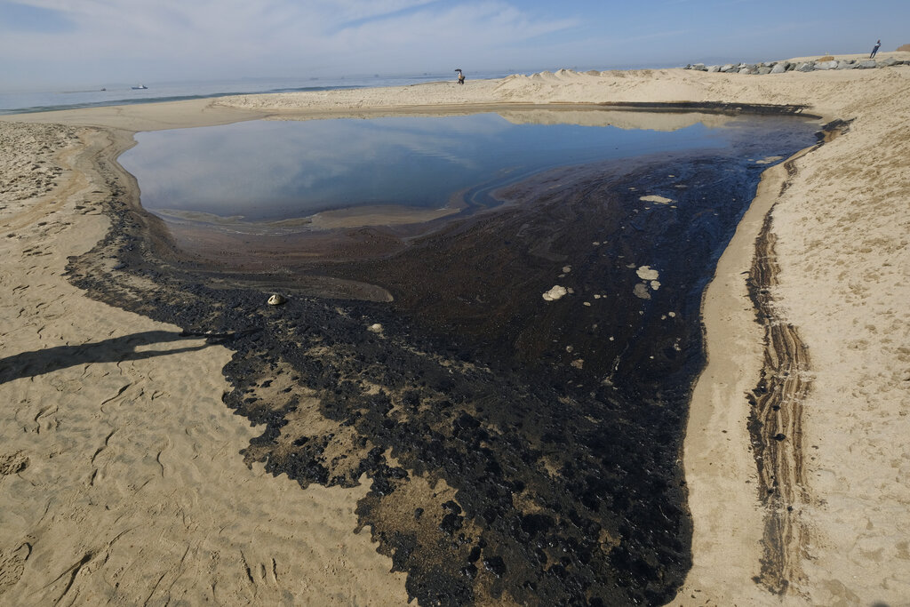 Πιθανή οικολογική καταστροφή στην Καλιφόρνια: Διέρρευσαν στη θάλασσα 573.000 λίτρα αργού πετρελαίου