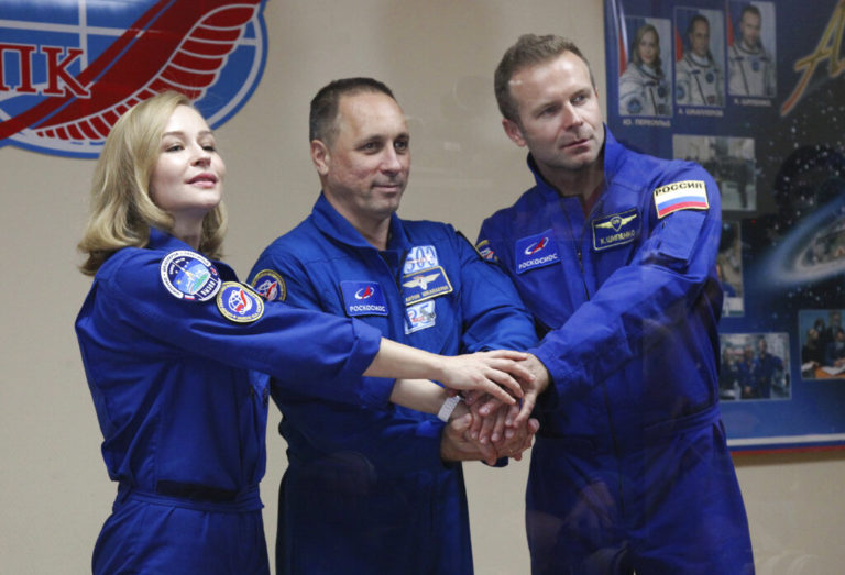 Η ρωσική ομάδα που γύρισε την πρώτη ταινία στο διάστημα επέστρεψε στη Γη