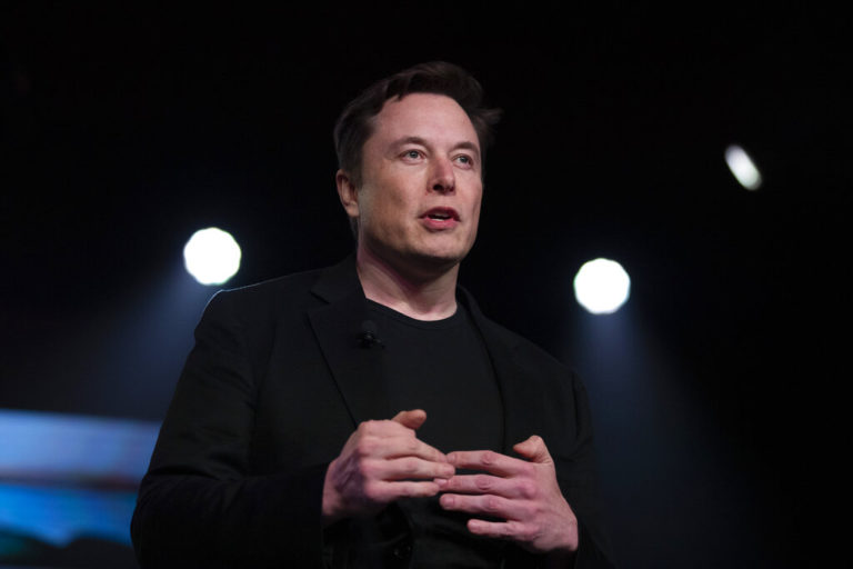 Το ένα τρισ. δολάρια έφτασε η εταιρεία Tesla του Έλον Μασκ (video)