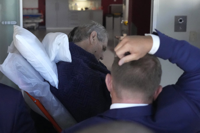 Τσεχία: Ο πρόεδρος Ζέμαν νοσηλεύεται στην Μονάδα Εντατικής Θεραπείας