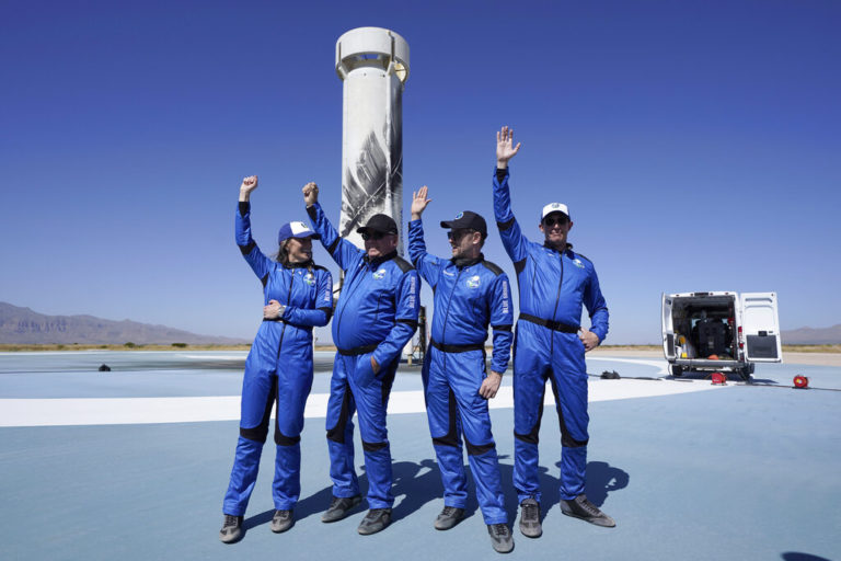 «Η πιο βαθιά εμπειρία που μπορώ να φανταστώ», λέει για το διαστημικό του ταξίδι ο Γουίλιαμ Σάτνερ