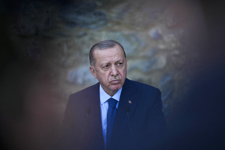 Η οργή Ερντογάν και η «παραίτηση» Τσαβούσογλου – Αντιπολιτευτικά πυρά για την διαχείριση της υπόθεσης Οσμάν Καβαλά (video)