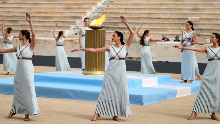 Παραδόθηκε η Ολυμπιακή Φλόγα για τους Χειμερινούς Αγώνες