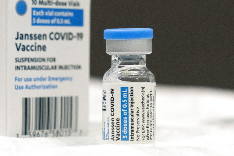 FDA: Οι προϋποθέσεις για αναμνηστική δόση σε όσους έχουν εμβολιαστεί με Moderna και Johnson & Johnson
