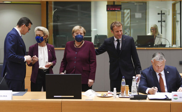 Η Ευρώπη αποχαιρετά τη Μέρκελ: Τα δώρα των ηγετών στην καγκελάριο της Γερμανίας (φωτογραφίες)