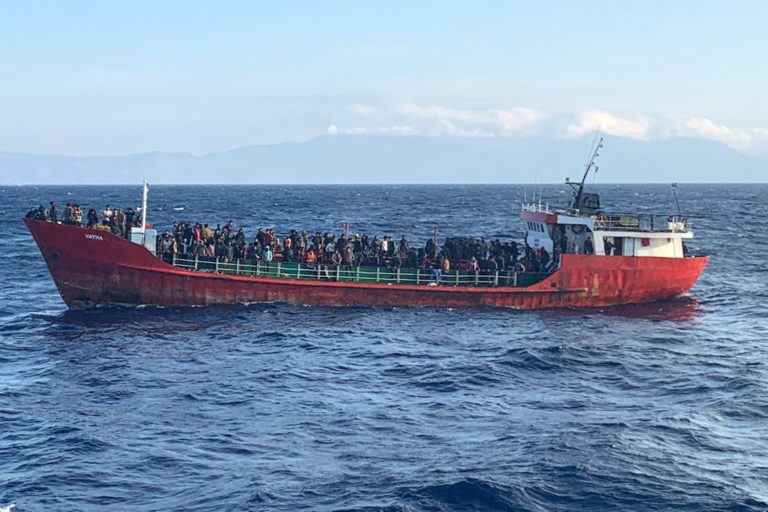 Φορτηγό-πλοίο με 400 μετανάστες: Αρνητική απάντηση για επιστροφή του στην Τουρκία – Σχεδιασμός για φιλοξενία τους σε ΚΥΤ – Δήλωση Πλακιωτάκη (video)