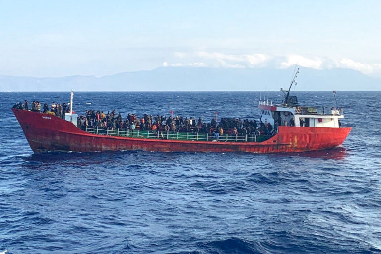 Σε διεθνή ύδατα το πλοίο με τους 400 μετανάστες (video)