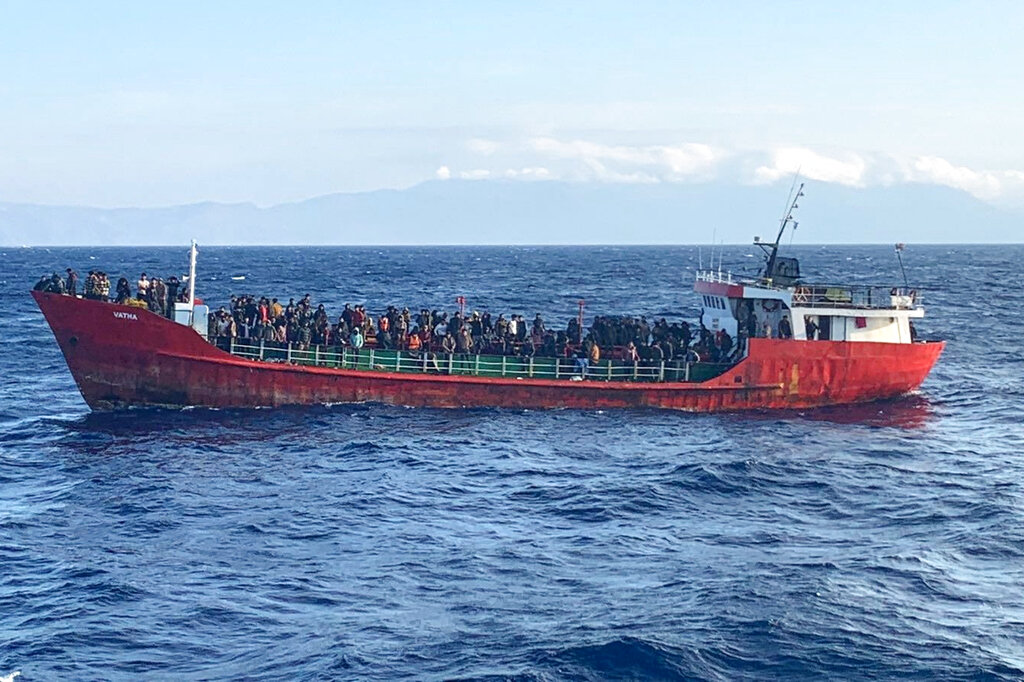 Σε διεθνή ύδατα το πλοίο με τους 400 μετανάστες (video)