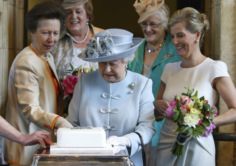 Η Βασίλισσα Ελισάβετ ακυρώνει ταξίδι στην Β. Ιρλανδία για ιατρικούς λόγους