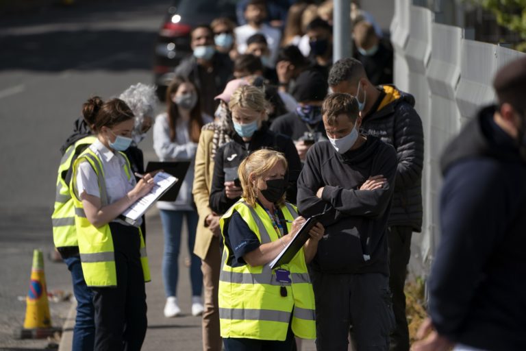 Βρετανία: Ρεκόρ εμβολισμού τρίτης δόσης δίνει ελπίδες για αποφυγή του σχεδίου Β΄ από την κυβέρνηση