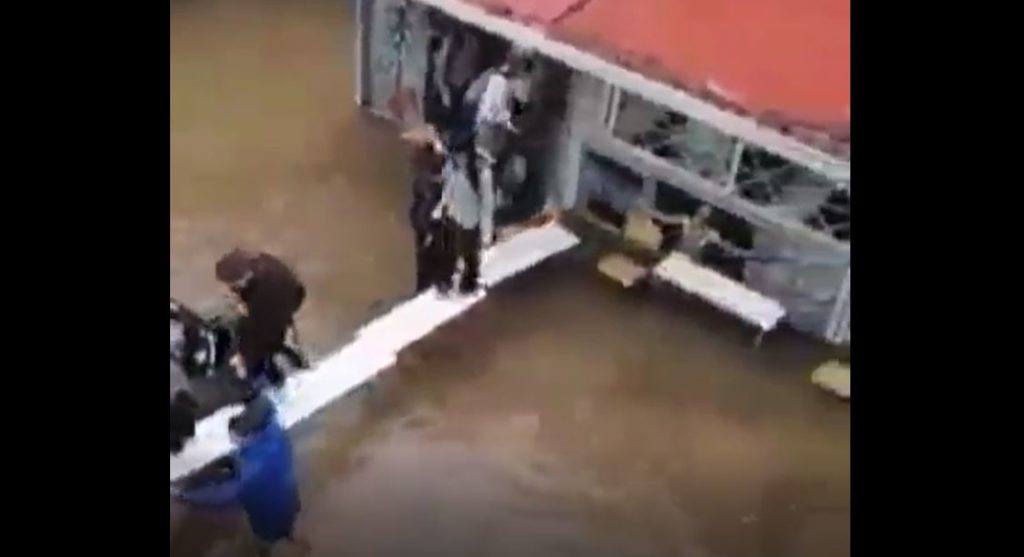 Νέα Φιλαδέλφεια: Μαθητές έφτιαξαν «γέφυρα θρανίων» για να απεγκλωβιστούν από το πλημμυρισμένο σχολείο